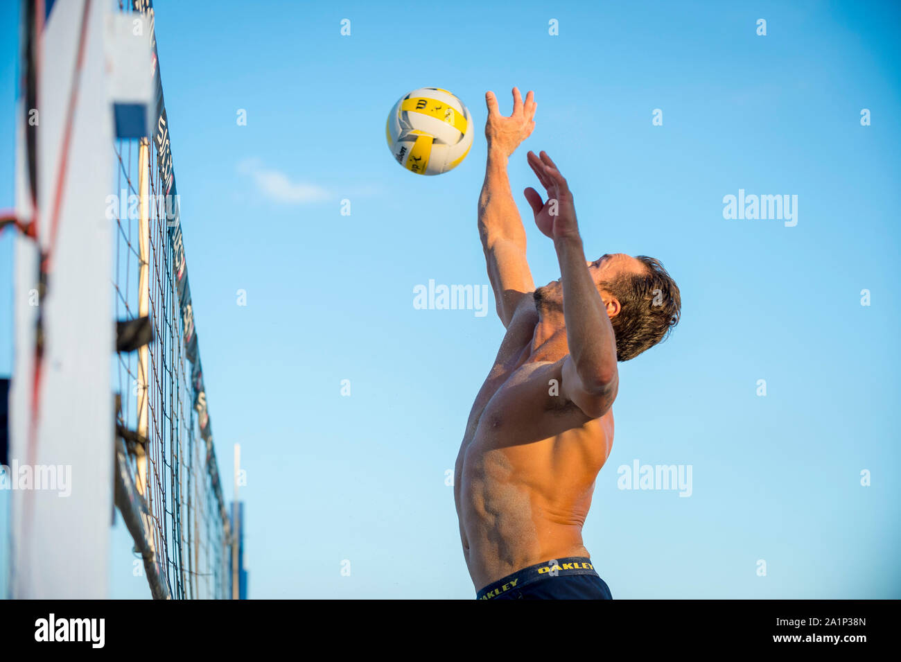MIAMI - Dezember 29, 2017: Ein junger Mann spielt eine informelle Runde Volleyball in South Beach. Stockfoto
