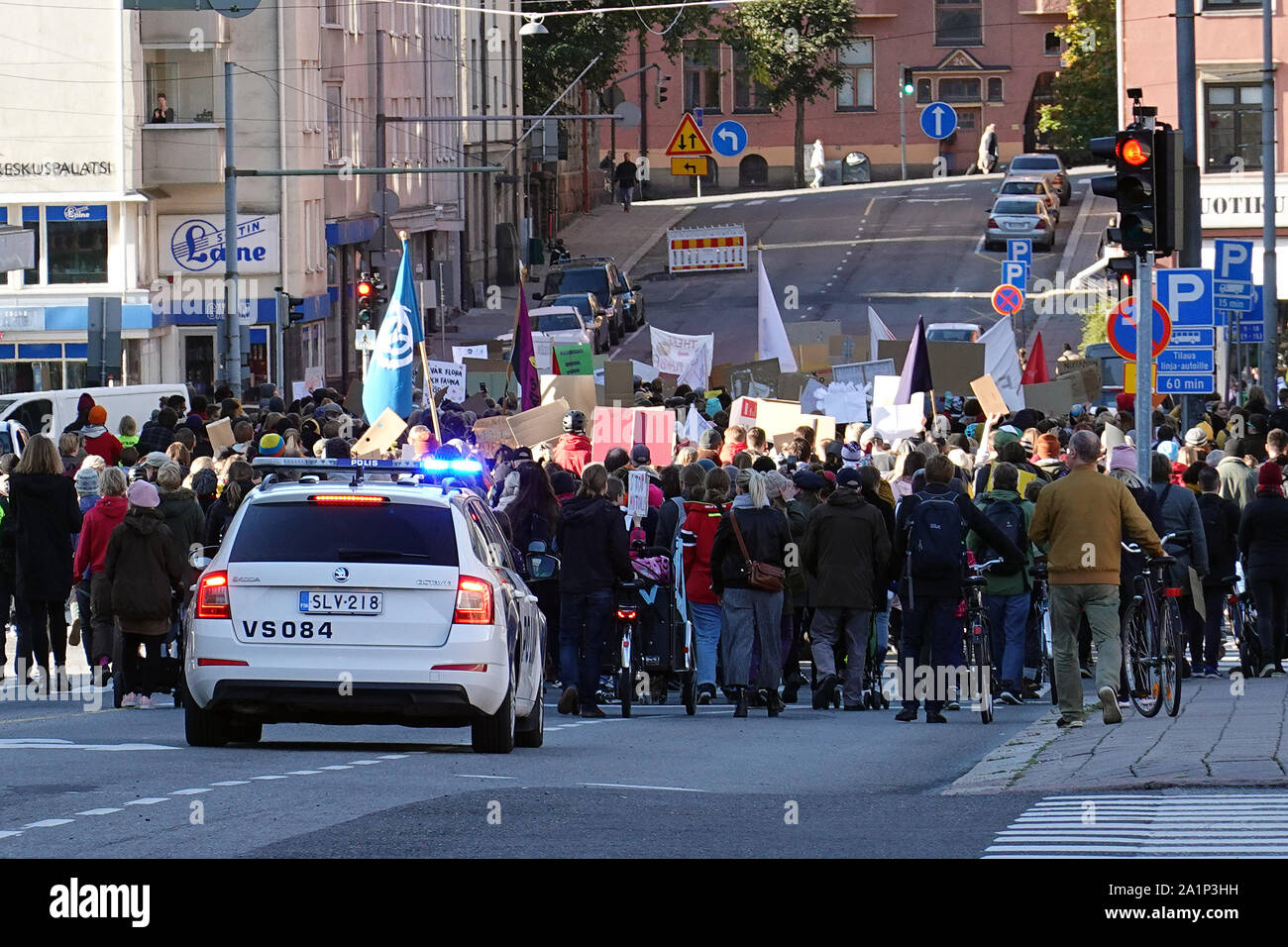 Turku, Finnland - 27 September 2019: Polizei Auto hinter Klima Demonstranten. Stockfoto