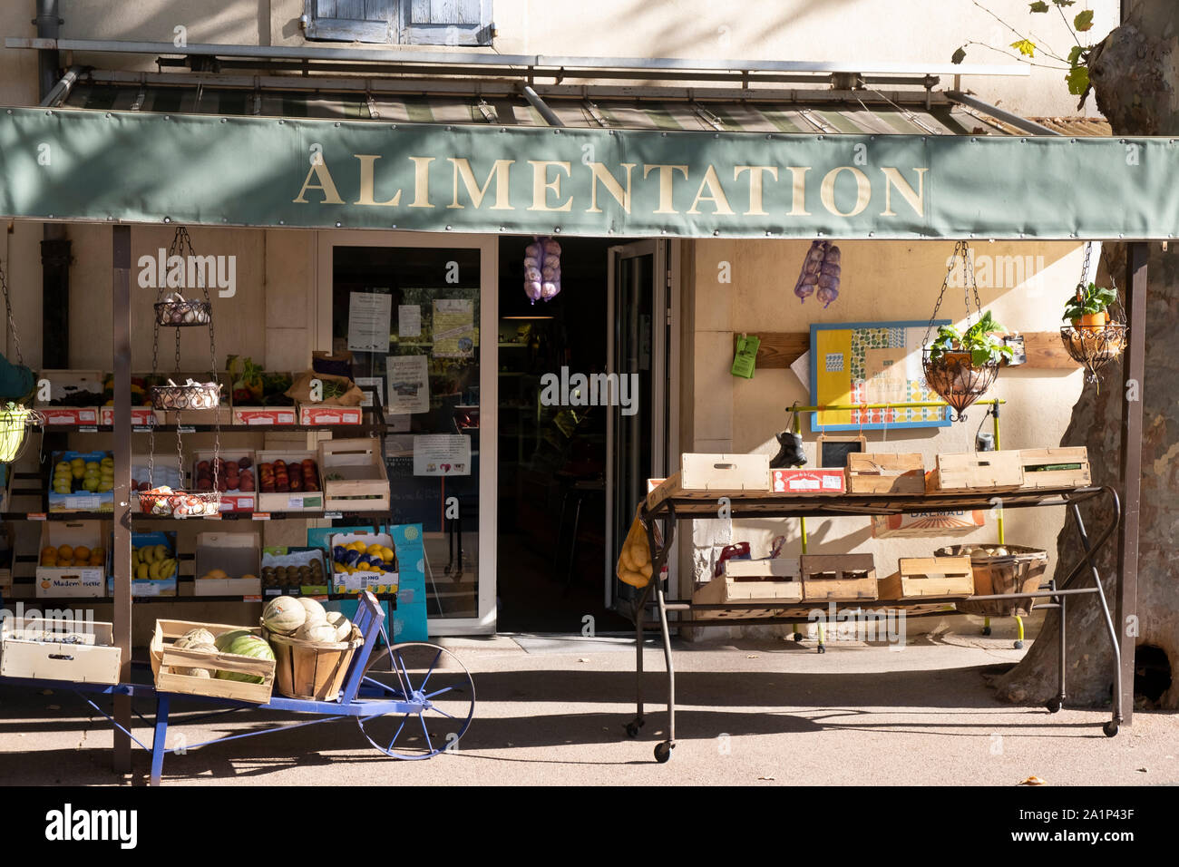 Ernährung, traditionelle französische Lebensmittelgeschäft und Gemüse Laden im Dorf Villes sur Auzon, Frankreich Stockfoto