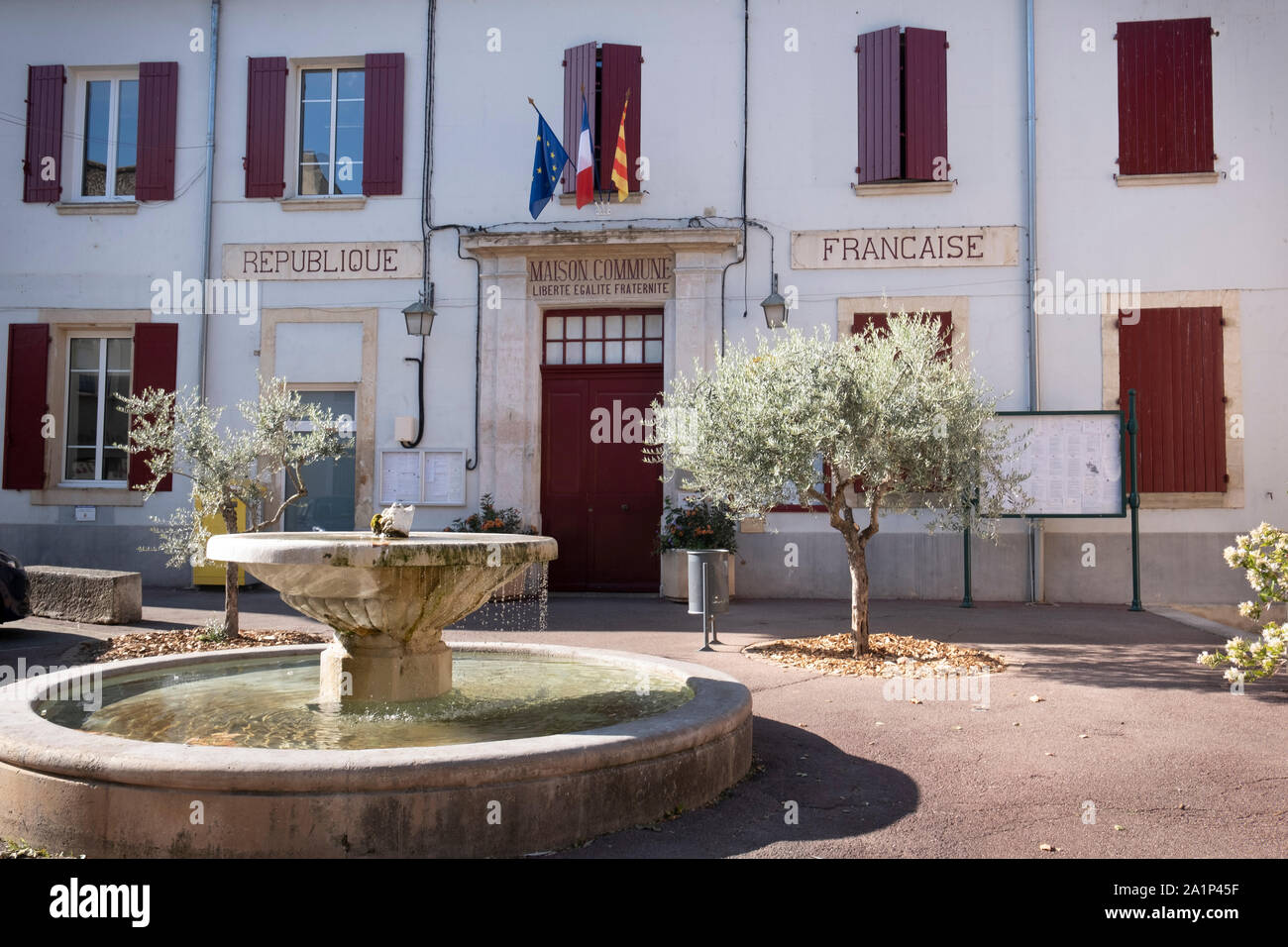 Villes sur Auzon, Vaucluse, Frankreich - das Rathaus, Civic Center und Sitz der Bürgermeister mit der für die Provence typischen Architektur und einer der vielen Stockfoto
