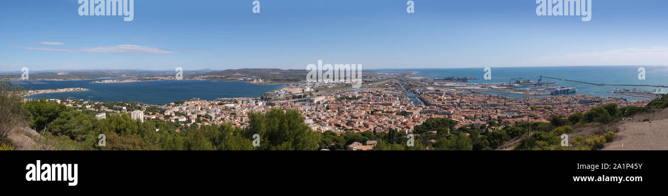 Vue Panoramique St Clair, Sete, Frankreich - der Aussichtspunkt über Sete bietet eine spektakuläre Aussicht auf die Südküste von Frankreich Sete Hafen und Docks Stockfoto