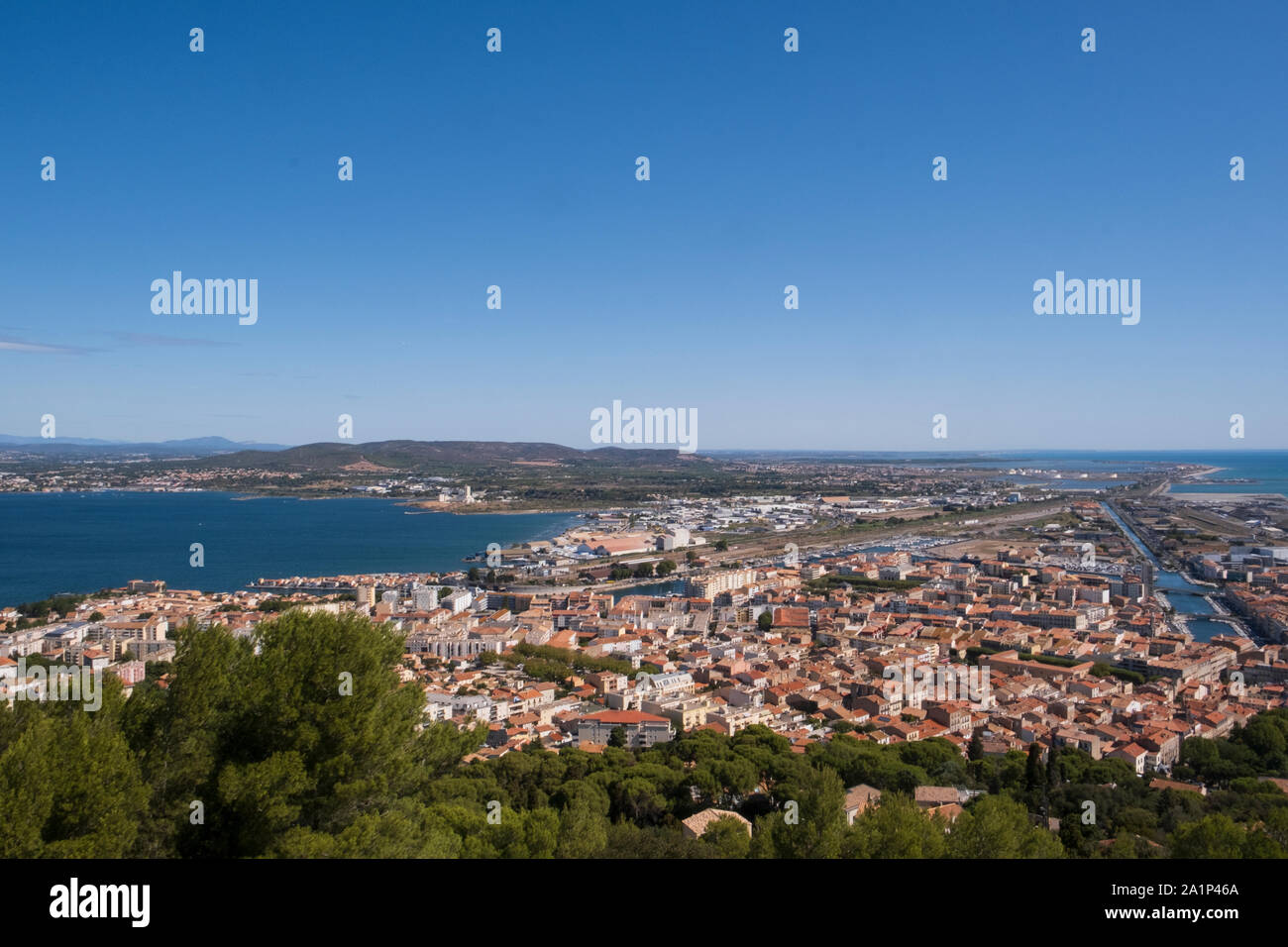 Vue Panoramique St Clair, Sete, Frankreich - der Aussichtspunkt über Sete bietet eine spektakuläre Aussicht auf die Südküste von Frankreich Sete Hafen und Docks Stockfoto