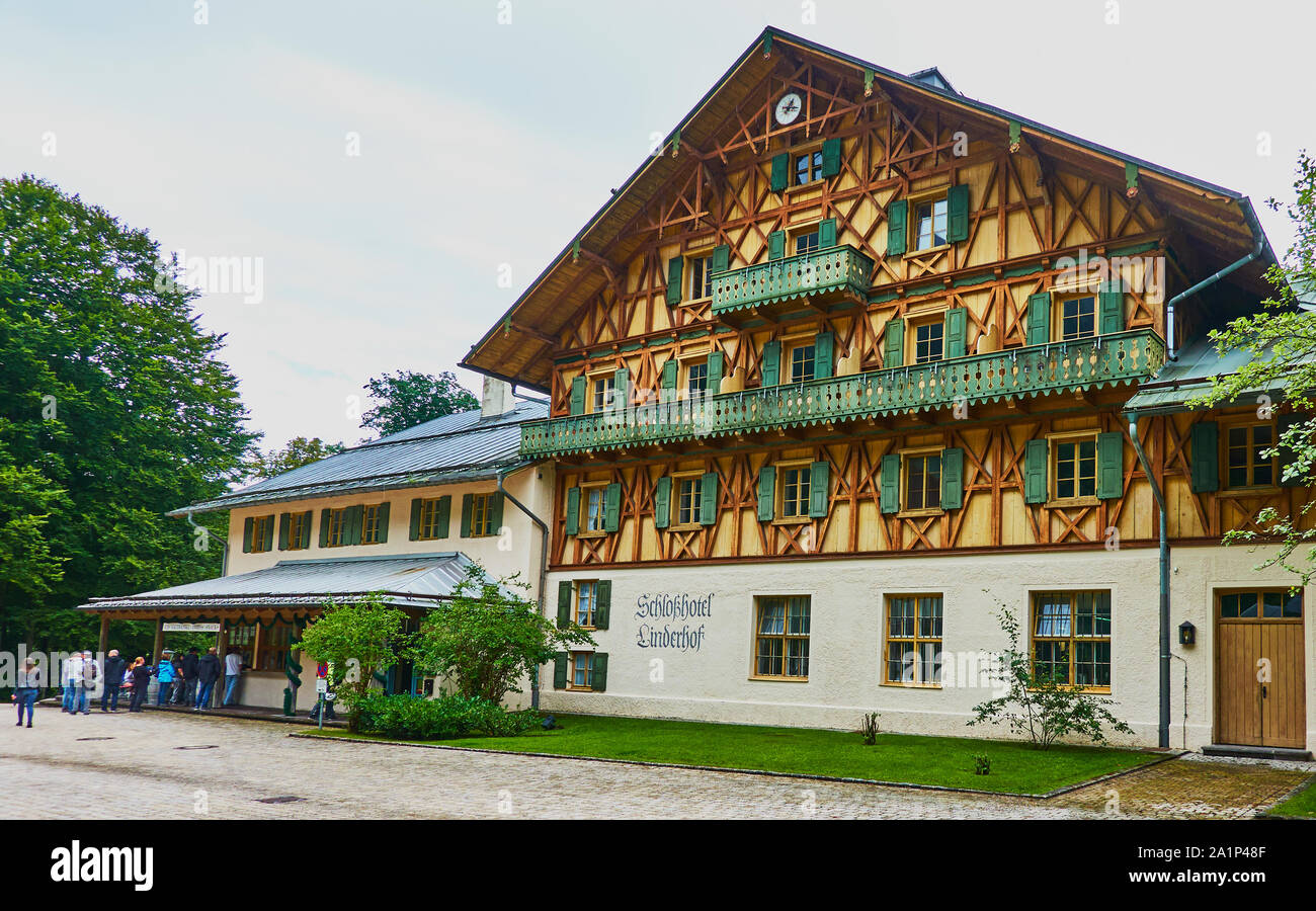 Ettal, Deutschland, August 6., 2019: Schlosshotel Linderhof, ein traditionelles Hotel der gehobenen Klasse in der typisch bayrischen Fachwerk Stockfoto