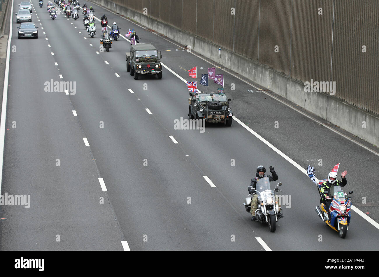 Ein Konvoi von Motorrädern und Fahrzeugen fahren Sie entlang der Autobahn M1 in Richtung Central London als Teil eines 'Rolling Thunder' Protest für Soldaten F. Stockfoto