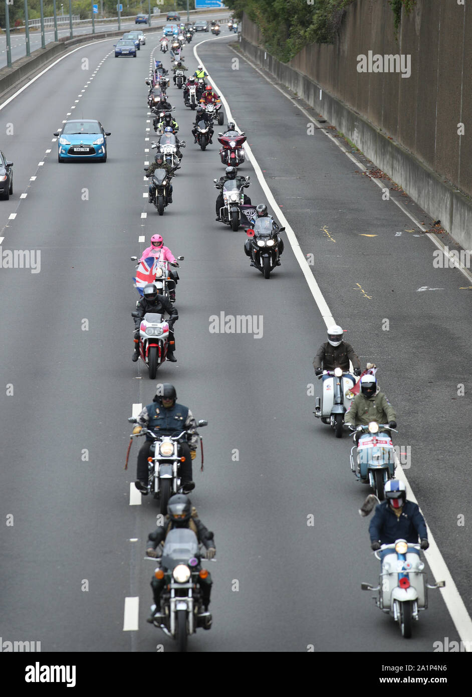 Ein Konvoi von Motorräder fahren Sie entlang der Autobahn M1 in Richtung Central London als Teil eines 'Rolling Thunder' Protest für Soldaten F. Stockfoto