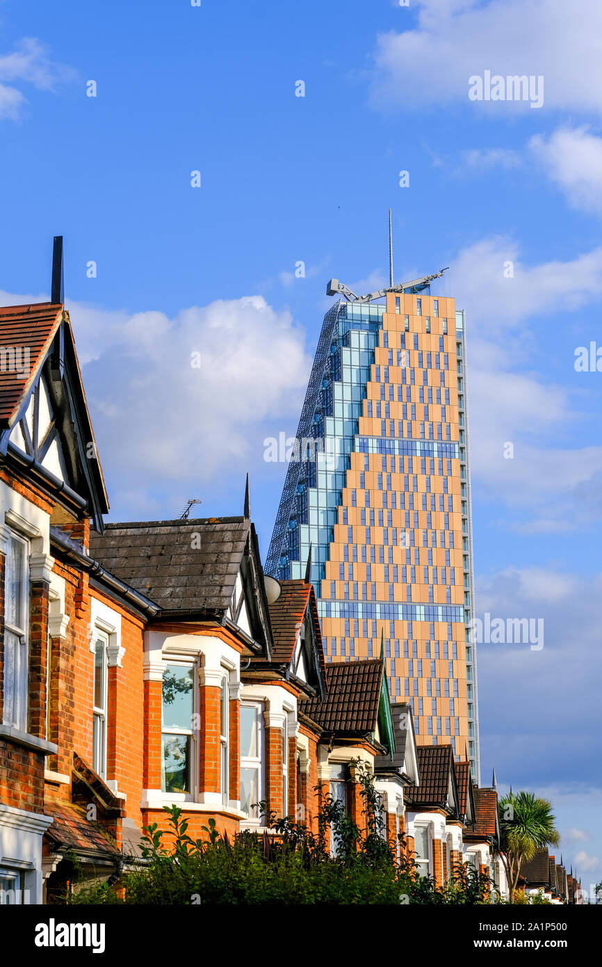 Alte und neue, Wood Lane, Acton, W12, London, Vereinigtes Königreich Stockfoto