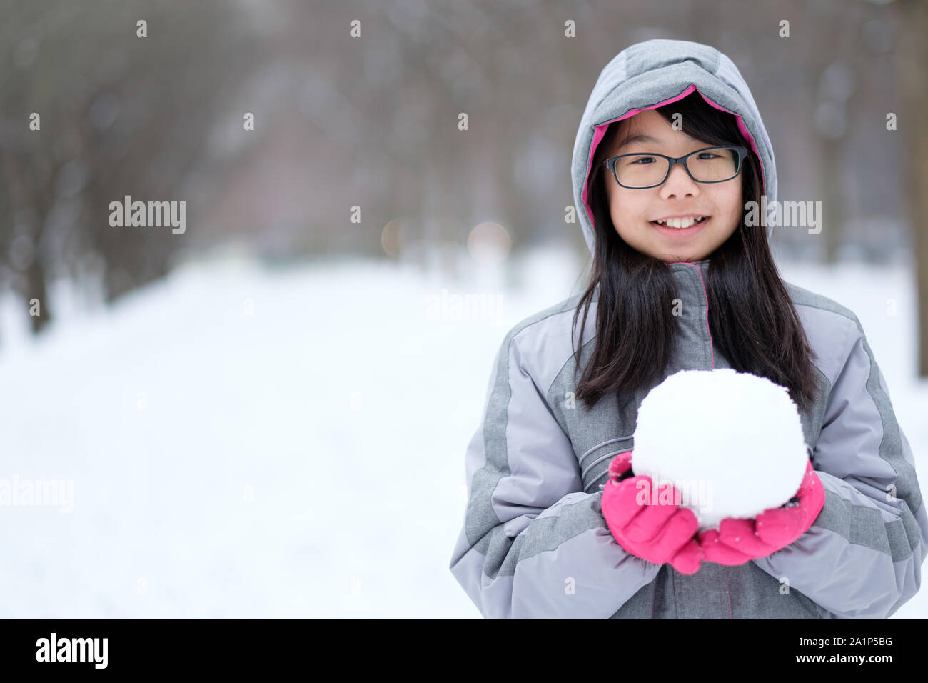 Portrait von Asiatischen jugendlich Holding einen Schneeball in den Händen Stockfoto