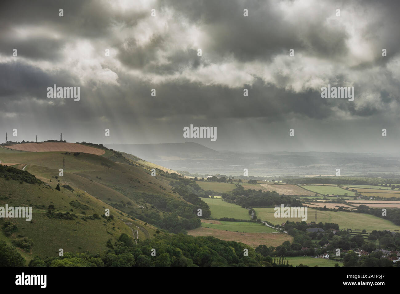 Schönen Sommer Landschaft Bild der Böschung mit dramatischen Sturm, Wolken und Sonne strahlen Streaming down Stockfoto