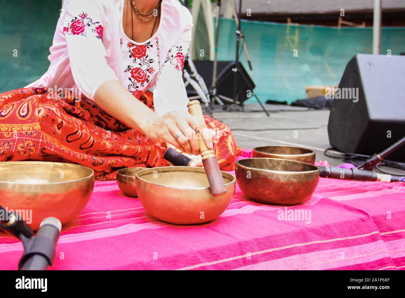 Tibetische Klangschale auf rosa Hintergrund Stockfoto