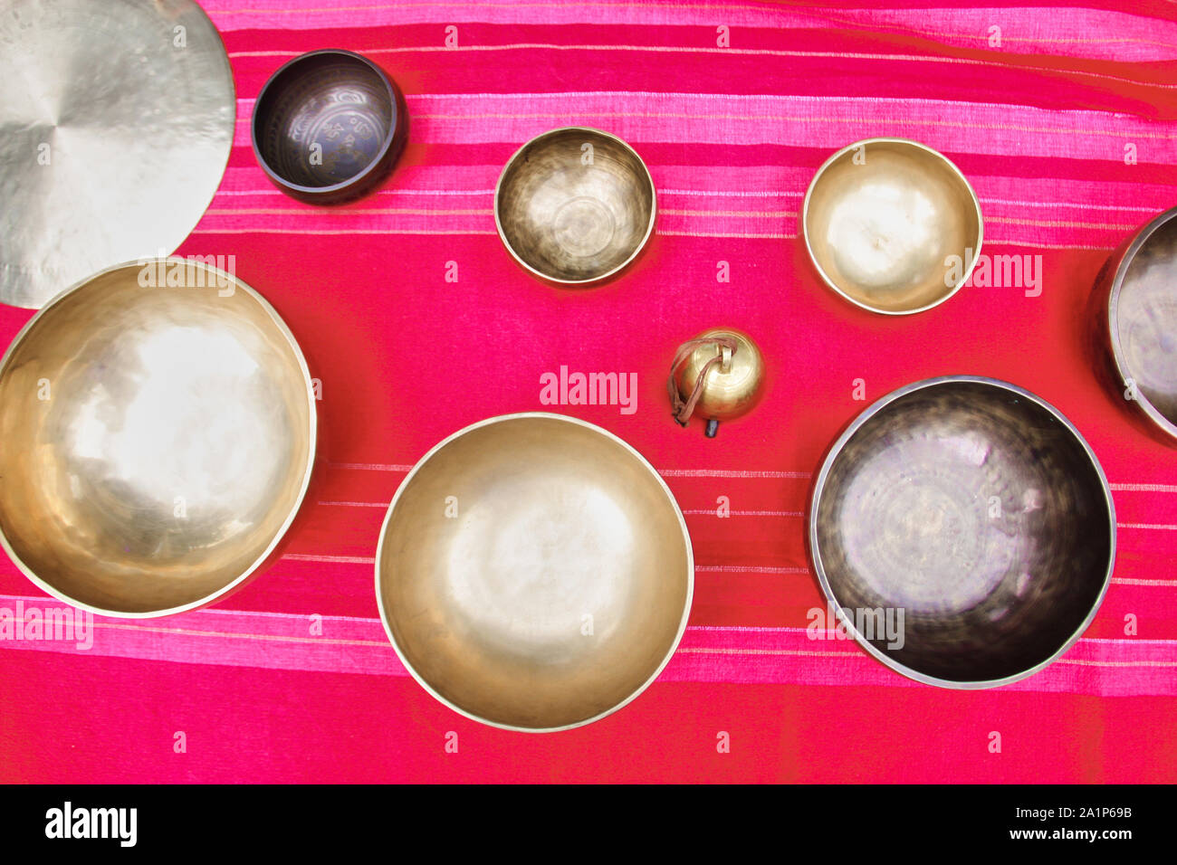 Tibetische Klangschale auf rosa Hintergrund Stockfoto