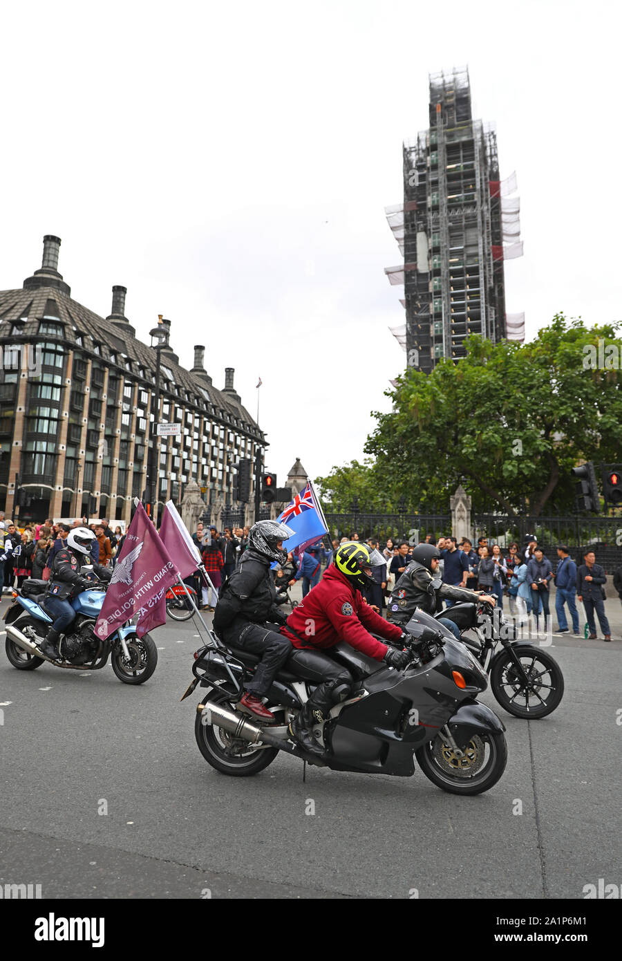 Motorräder fahren Sie vorbei an den Houses of Parliament in London als Teil eines 'Rolling Thunder' Protest für Soldaten F. Stockfoto