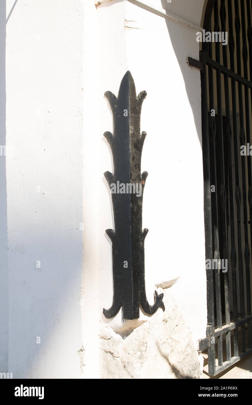 Metall Element an der Ecke des Bogens die Burgmauern von eingehenden Datenverkehr zu schützen. Stockfoto