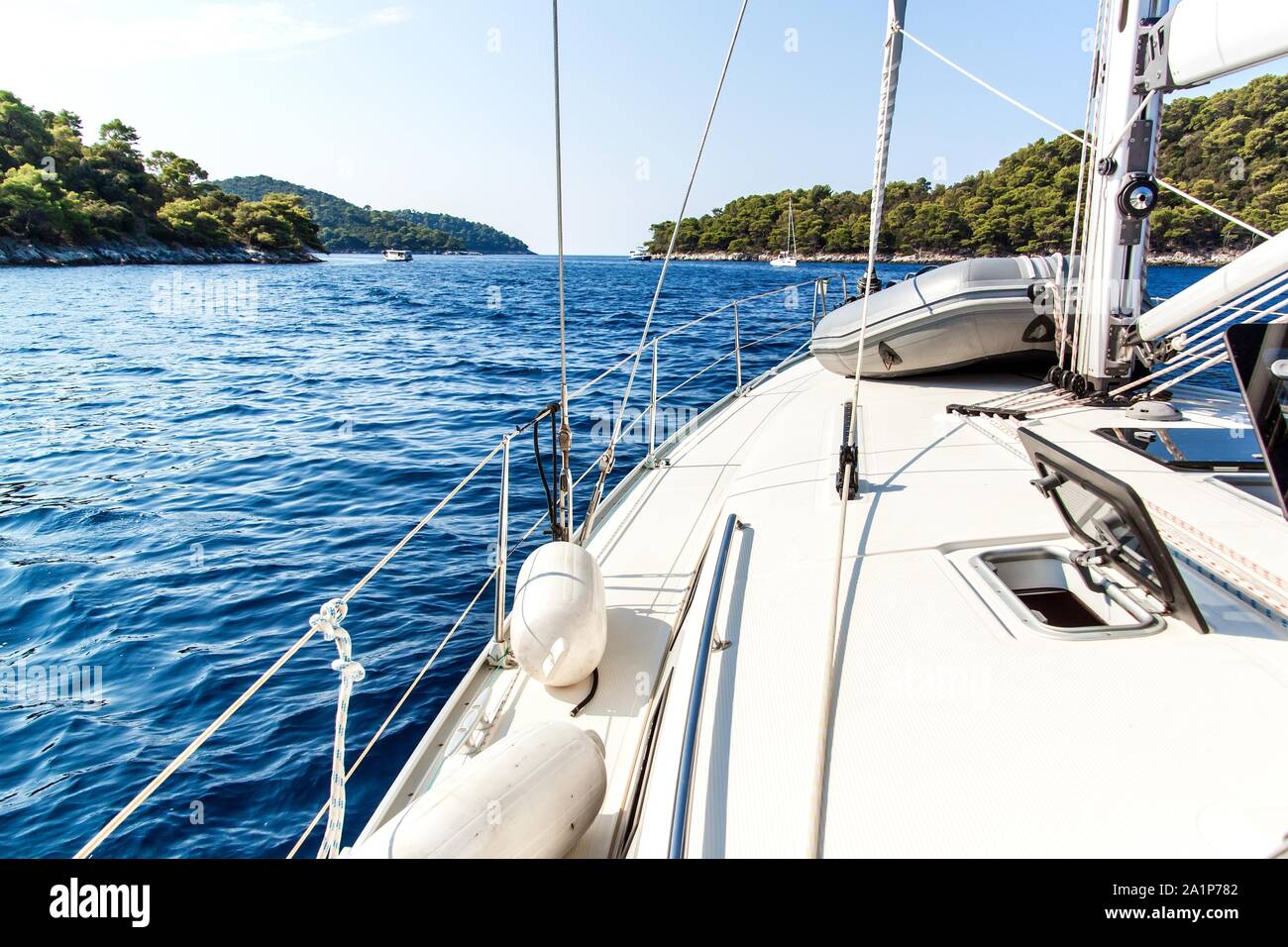 Segelboot in der Nähe der kroatischen Insel Lastovo. Blick vom Deck der Yacht. Urlaub auf einem Boot. Segeln auf dem Meer. Stockfoto