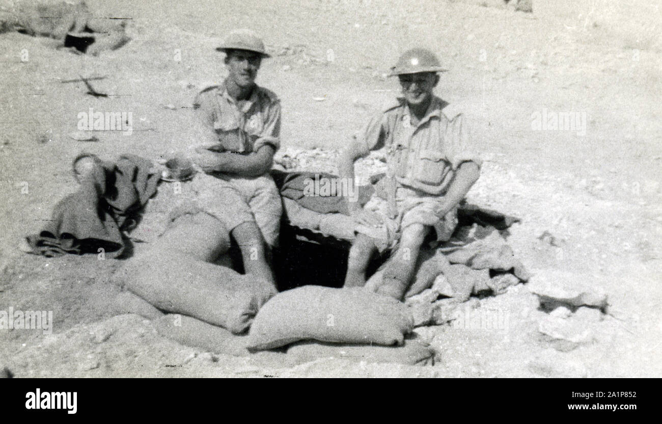 Fotos, die während des 2. Weltkrieges von britischen Soldaten des Royal Tank Regiment während der Nordafrika-Kampagne aufgenommen wurden. 2 britische Soldaten vor einem Wehrpflichtvolk in Tobruk, 1941. Trooper C M Shoults Stockfoto