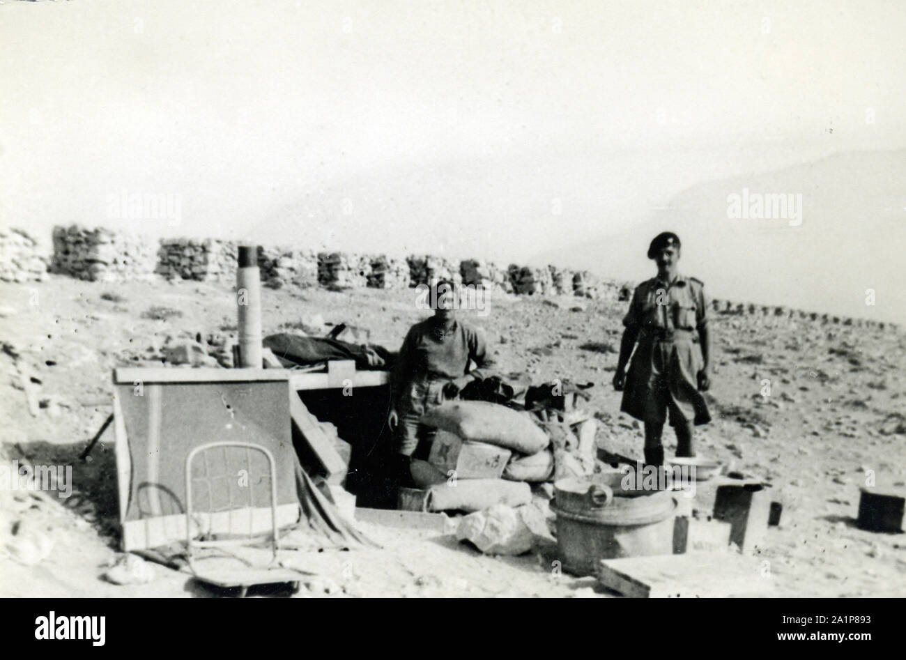 Fotos, die während des 2. Weltkrieges von britischen Soldaten des Royal Tank Regiment während der Nordafrika-Kampagne aufgenommen wurden. Britische Soldaten vor einem Wehrpflichtvolk in Fort Palastrina, Tobruk,1941. Trooper C M Shoults Stockfoto
