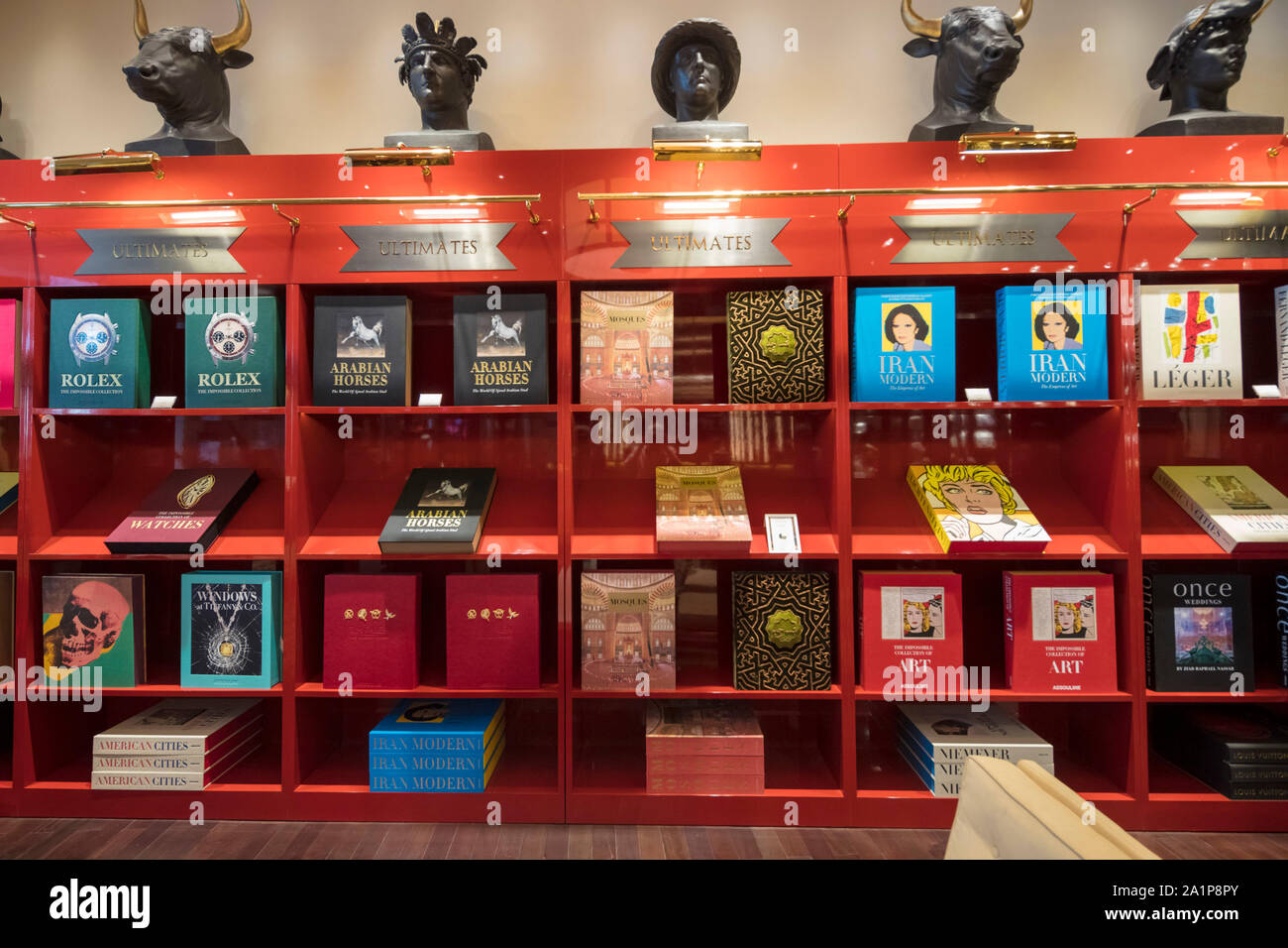 Regale mit Büchern, Assouline Buchhandlung, Dubai Mall, Vereinigte Arabische Emirate Stockfoto