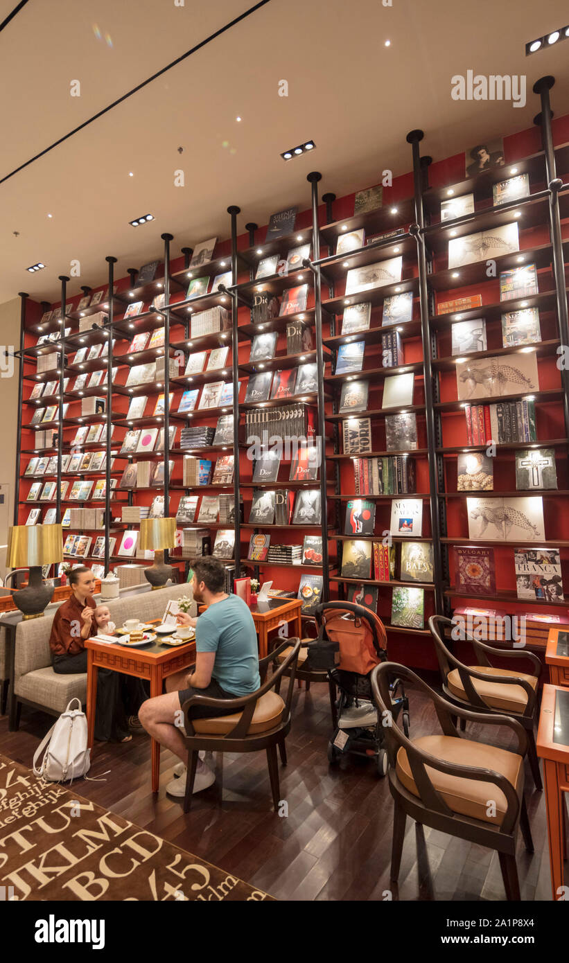 Regale mit Büchern, Assouline Buchhandlung, Dubai Mall, Vereinigte Arabische Emirate Stockfoto