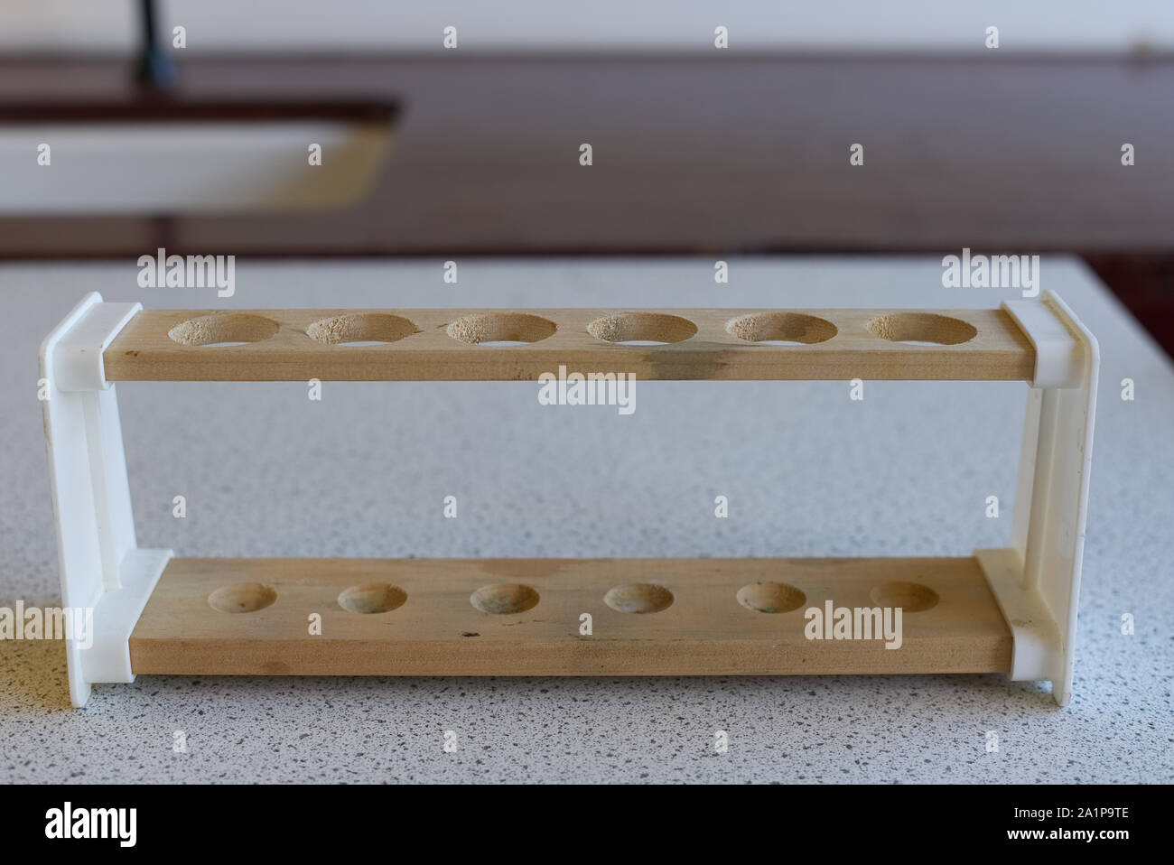 Reagenzglasständer aus Holz in einer alten Schule Science Laboratory. Wissenschaft Bildung lab Konzept Stockfoto