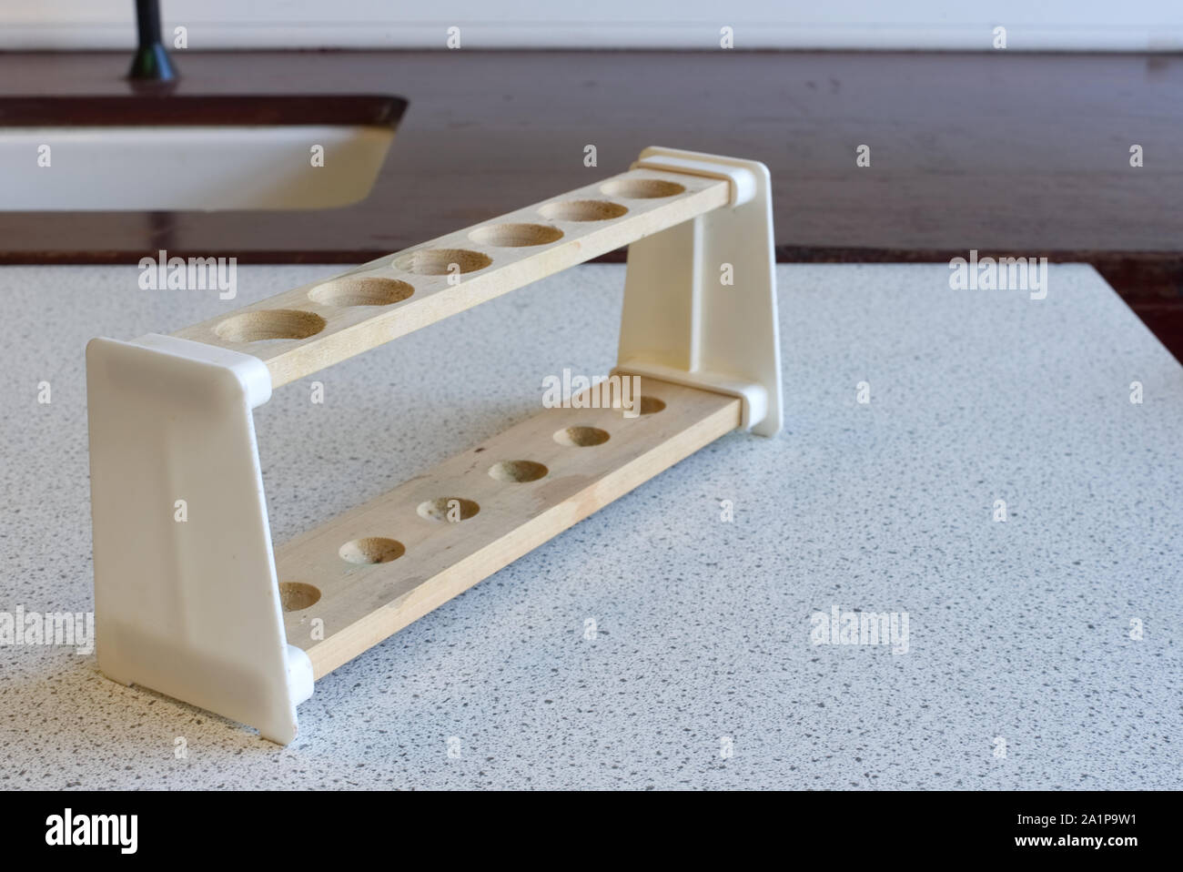 Reagenzglasständer aus Holz in einer alten Schule Science Laboratory. Wissenschaft Bildung lab Konzept Stockfoto