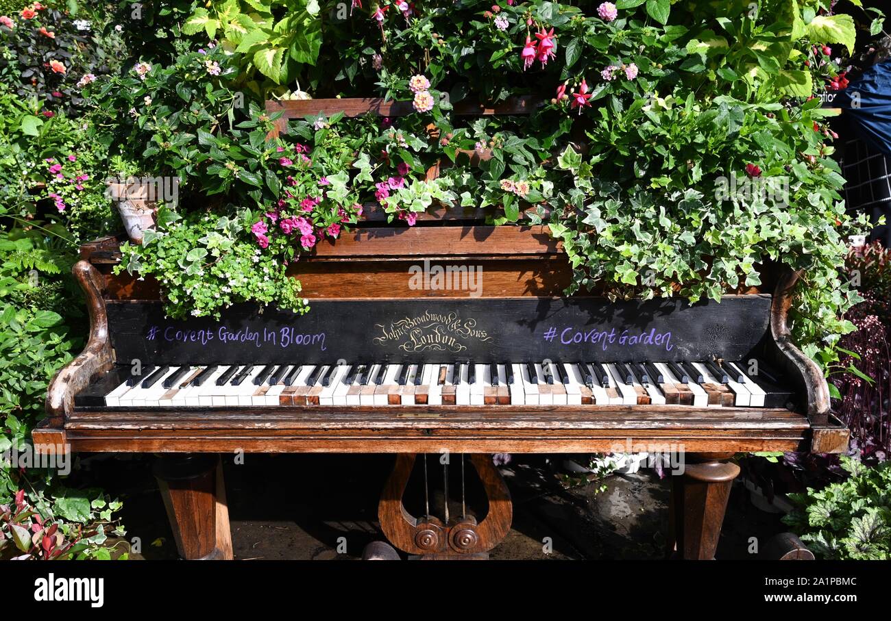Covent Garden in der Blüte. Florale thematische Veranstaltungen. Instagrammable Installation, Baby Grand Piano, Covent Garden Piazza, London. Großbritannien Stockfoto