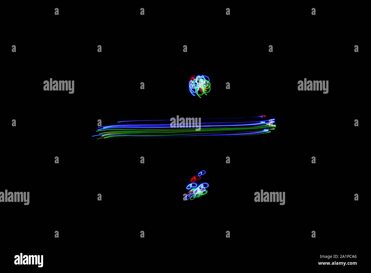 Lange Belichtung Foto einer Abteilung Mathematik Symbol in Neon Farbe vor einem schwarzen Hintergrund. Licht Malerei Fotografie. Stockfoto