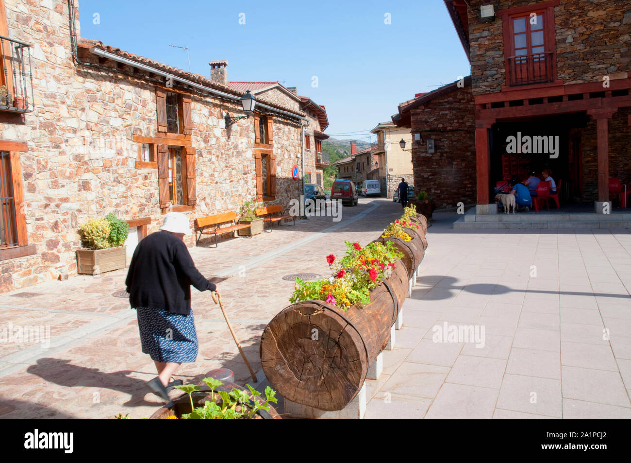 Alte Frau zu Fuß entlang der Hauptplatz. Puebla de la Sierra, Provinz Madrid, Spanien. Stockfoto
