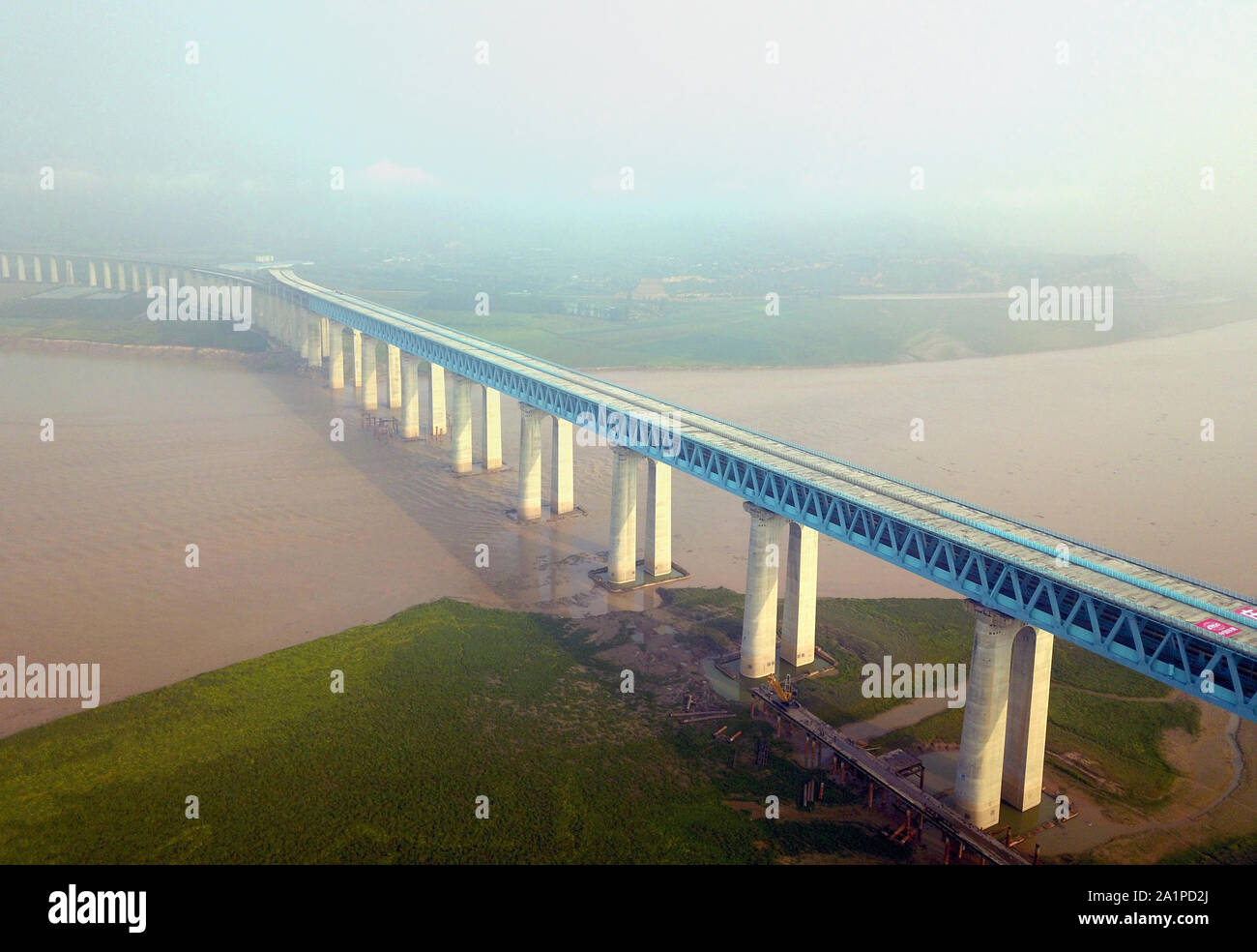 (190928) -- ORDOS, Sept. 28, 2019 (Xinhua) - Luftaufnahme auf Sept. 18, 2019 zeigt einen Gelben Fluss Autobahn - Eisenbahn Brücke auf der Haoji Eisenbahn. Die haoji Railway, eine schwere Eisenbahn für Kohle Transport erstreckt sich über 1.800 km, für den Verkehr geöffnet Samstag in China, nach Xi'an China Railway Group Co., Ltd. als einer der längsten schwere Last der Welt Eisenbahnen, die haoji Bahn startet von Haolebaoji in der Stadt Ordos in der nördlichen China Autonome Region Innere Mongolei und Ende in Ji'eine Stadt, in der östlichen Provinz Jiangxi, China, der Sieben Provinzen Henan, Shaanxi, einschließlich Stockfoto