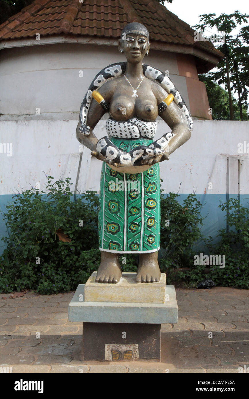 Stehende Statue vor dem Voodoo Python Tempel. Ouidah. Bénin. Stockfoto