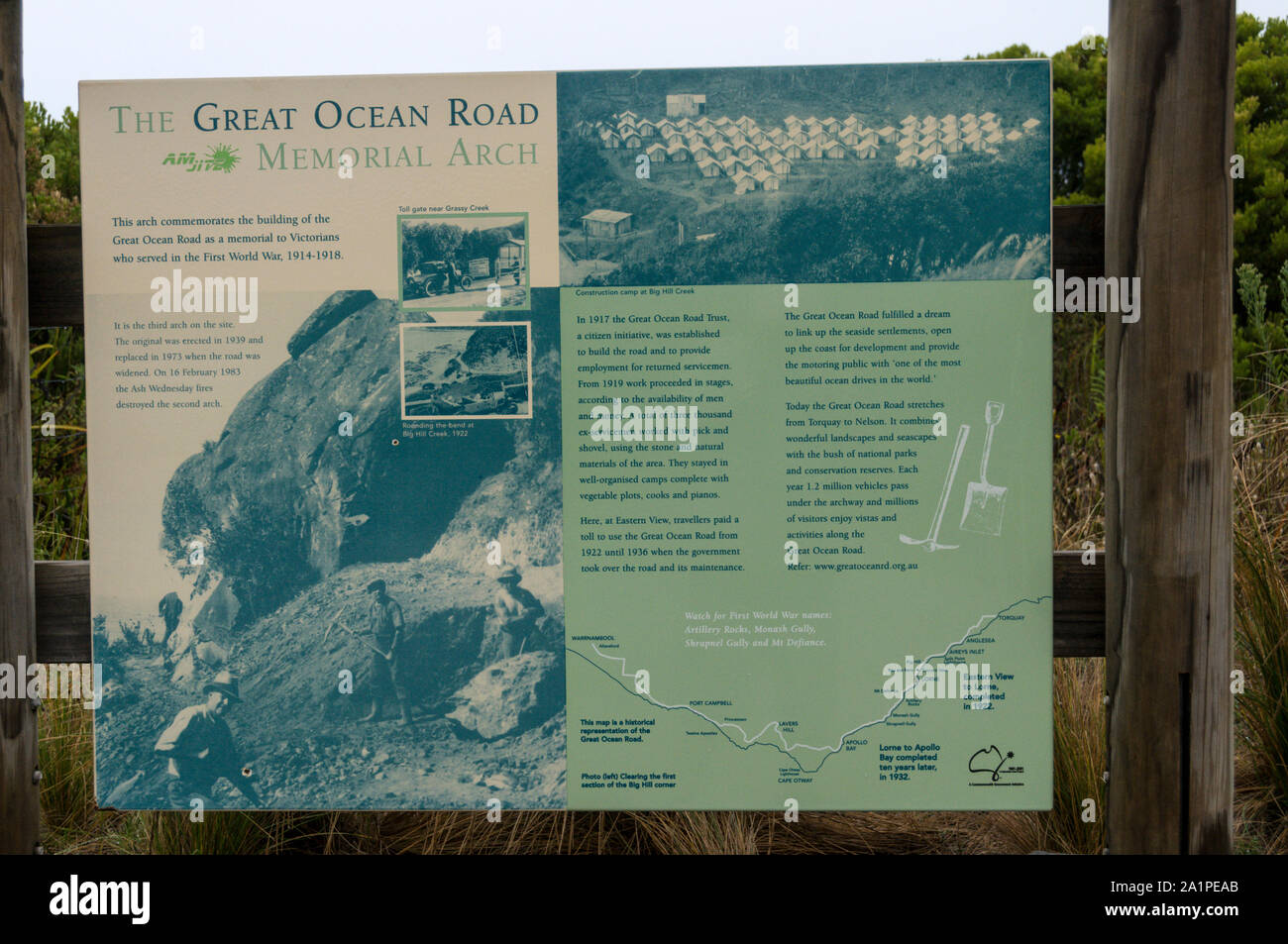 Ein Touristeninformationsbüro, erzählt die Geschichte der Great Ocean Road Bau in der Nähe des Memorial Arch ÔEastern ViewÕ auf der Great Ocean Roa Stockfoto