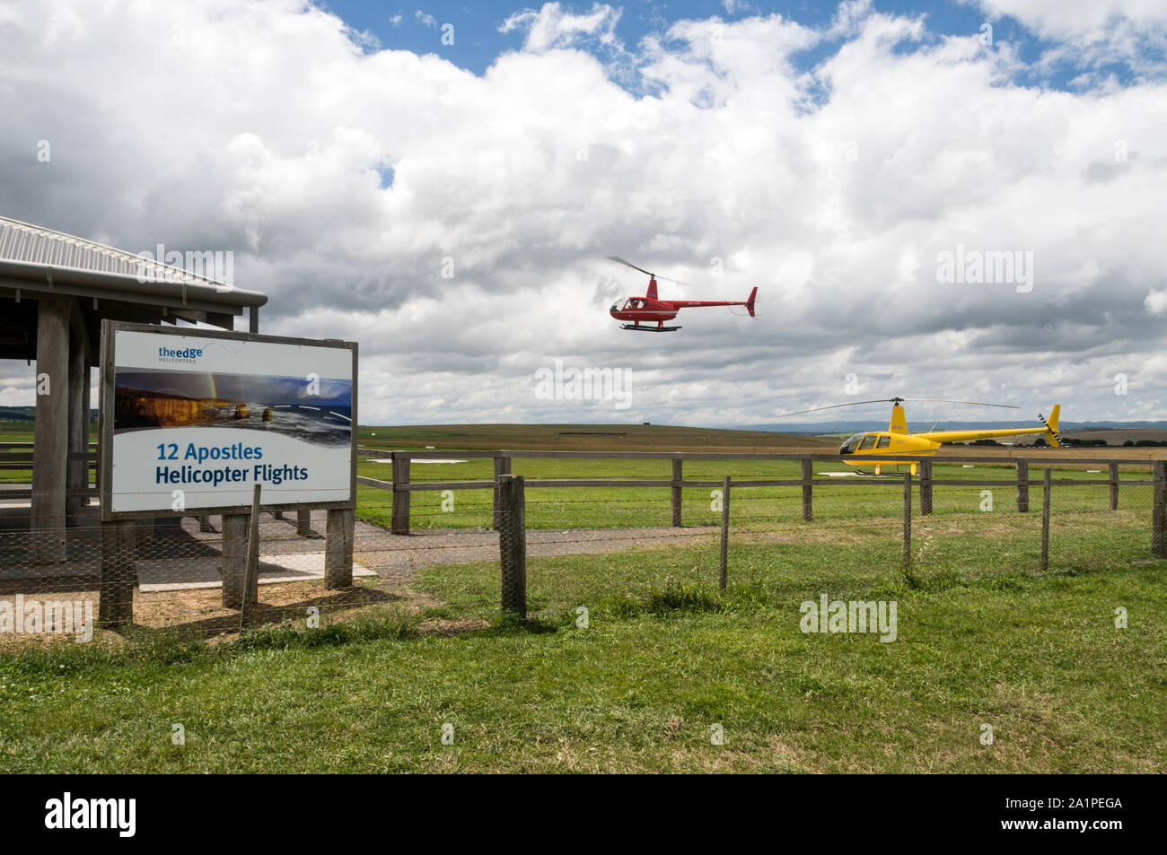 Zwölf Apostel Heliport in Princetown, einem Dorf an der Küste mit Blick auf den Südlichen Ozean an der Great Ocean Road in Victoria, Australien. Der Hubschrauberlandeplatz ist Stockfoto