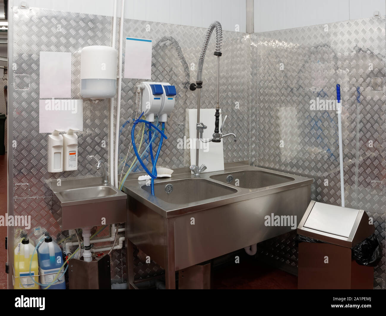 Moderne Geschirrspülmaschinen Zimmer im Lebensmittel verarbeitenden Betrieb Stockfoto
