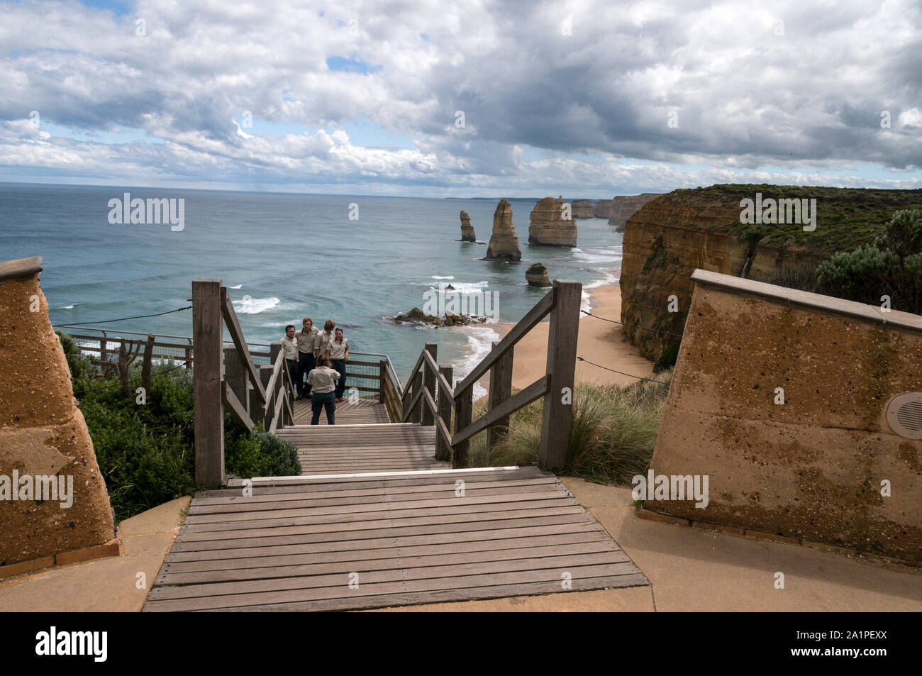 Besucher auf der Promenade am Aussichtspunkt, mit einem exzellenten Blick auf einige der Kalkstein Stapeln der Zwölf Apostel im Südlichen Ozean Meer, Stockfoto