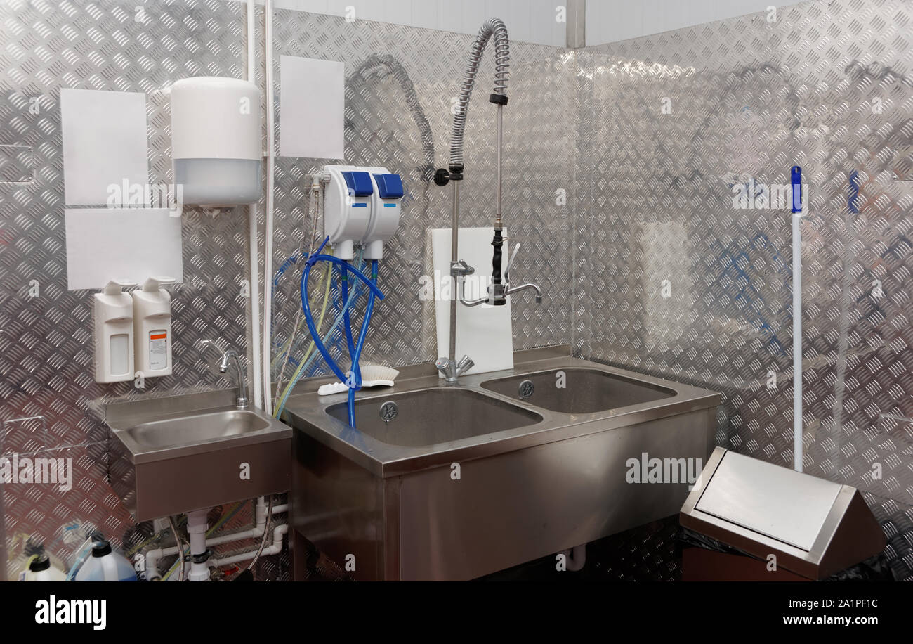 Moderne Geschirrspüler Waschraum an Nahrungsmittel- Anlage Stockfoto