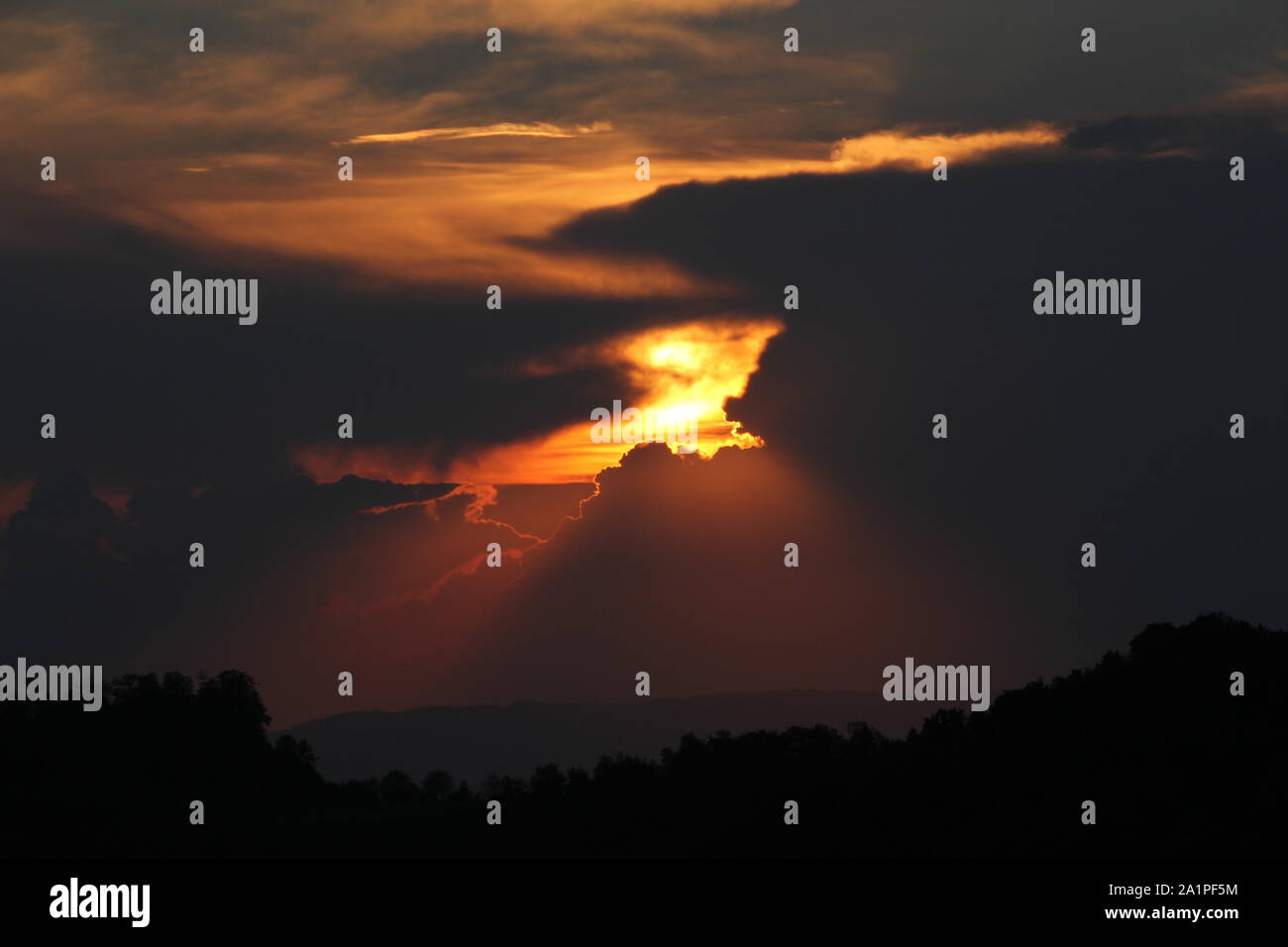 Sonnenuntergang in stürmischen Wolken onver der Schweizer Alpen Stockfoto