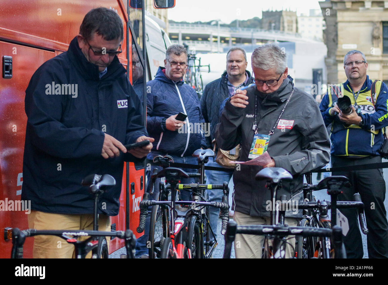 Harrogate, Großbritannien. 28 Sep, 2019. Kommissare prüfen Fahrräder der Niederlande vor dem Rennen beginnen an der 2019 UCI Road World Championships Frauen Elite Straße Rennen. September 28, 2019 Credit Dan-Cooke/Alamy leben Nachrichten Stockfoto