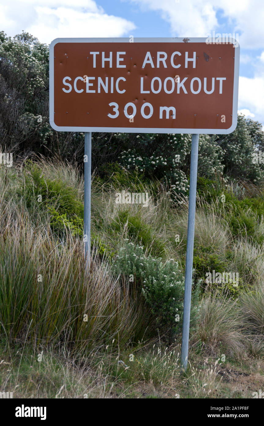 Eine der vielen braunen touristische Beschilderung an der Great Ocean Road in den Campbell Nationalpark und mit Blick auf den Südlichen Ozean in Victoria, Australien. Die A Stockfoto