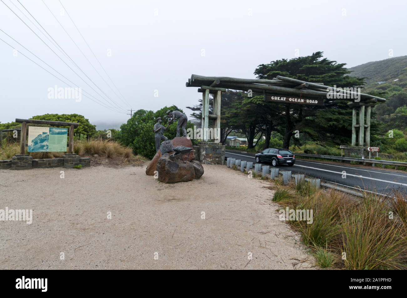 Das Memorial Arch' Östliche Ansicht' am Start der 243 km langen Küstenstraße, 'Great Ocean Road' in der Nähe von Lorne in Victoria, Australien. Die Mon Stockfoto