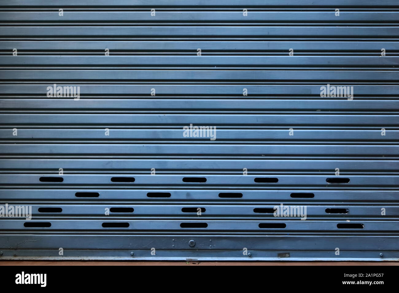 Closeup alte Steel rolling shutter eines Gebäudes unter Sonnenlicht, Abschaltung Konzept Stockfoto