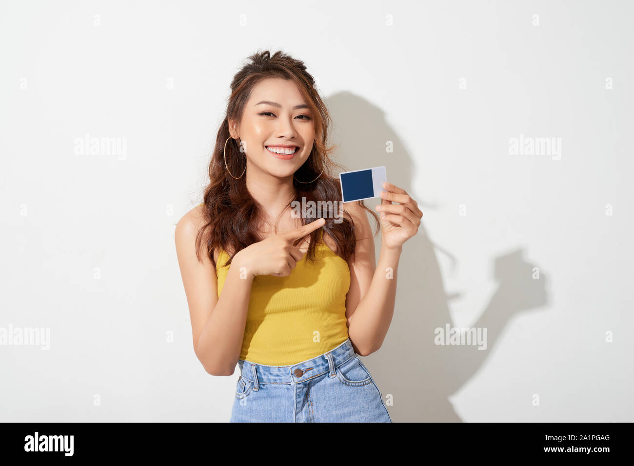 Foto junge lächelnde asiatische Frau mit Karte Stockfoto