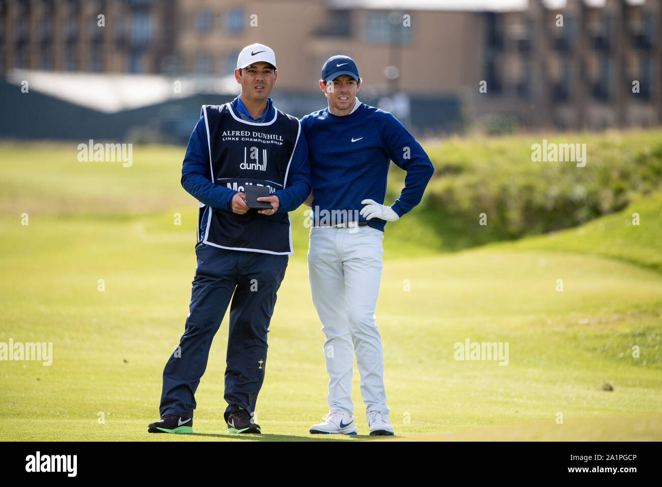 Rory McIlroy mit seinem Caddy Harry Diamant am 4. Loch während des Tag drei  der Alfred Dunhill Links Championship St Andrews Stockfotografie - Alamy