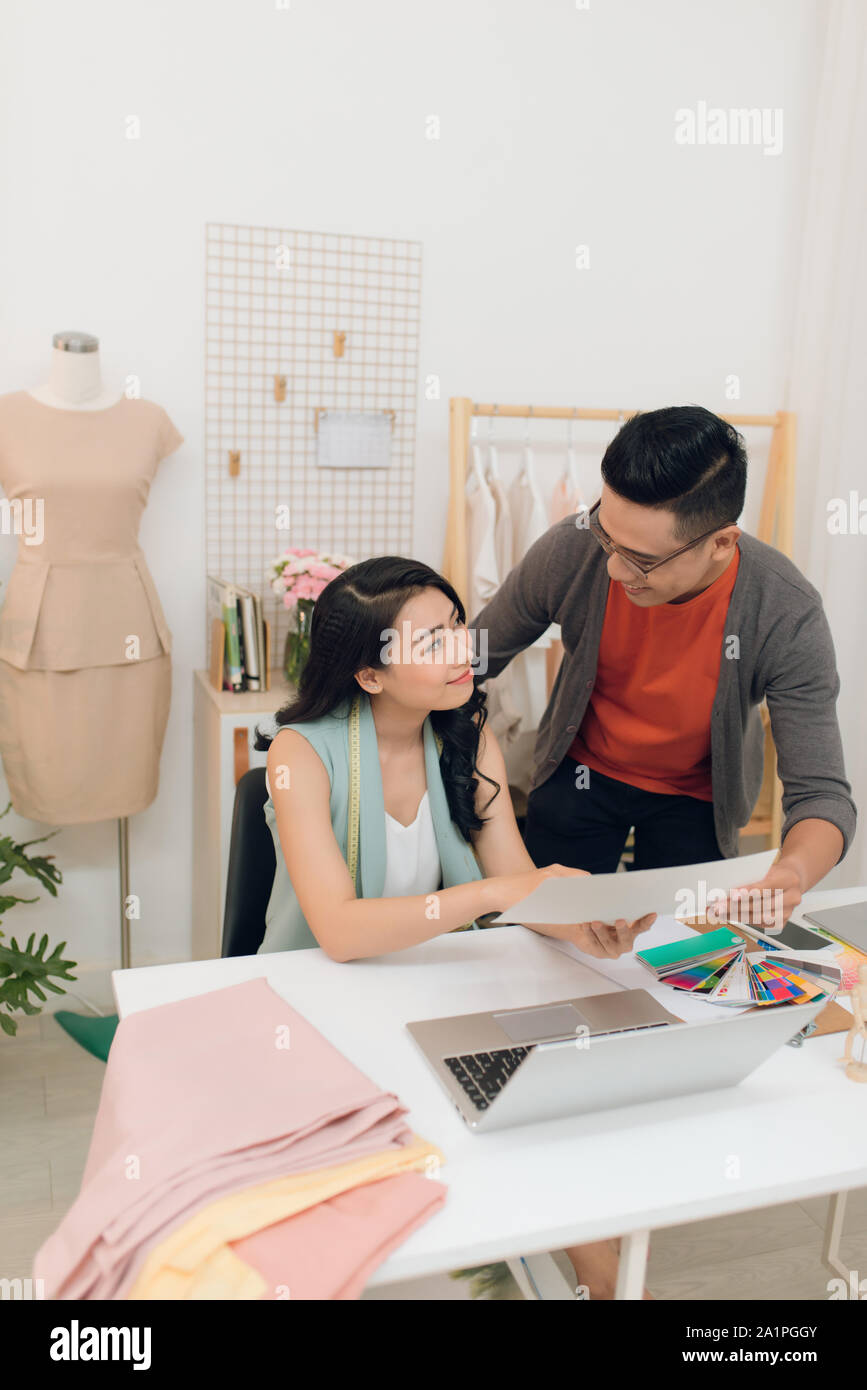 Mode-Designer arbeiten an Schöpfung in Werkstatt Stockfoto