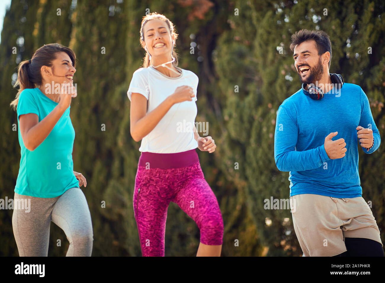 Junge Sport Freunde zusammen laufen im Freien leben Aktiv gesund Lifestyle. Stockfoto