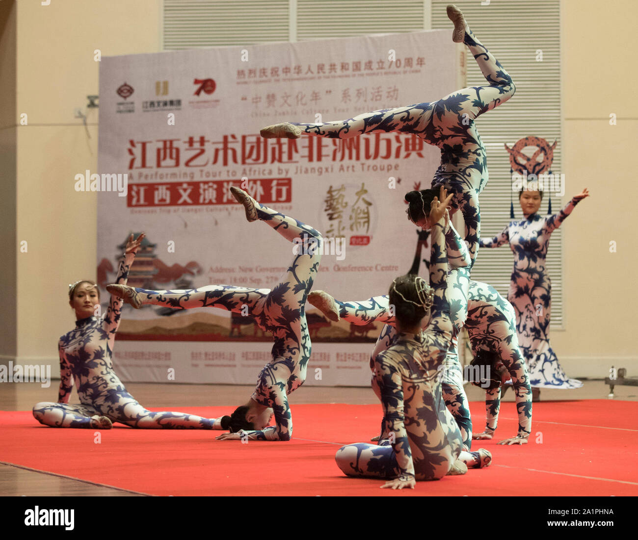 (190928) - lusaka, Sept. 28, 2019 (Xinhua) - Darsteller von Jiangxi Kunst Truppe Stadium eine Akrobatikshow der 70. Jahrestag der Gründung der Volksrepublik China (nachstehend "VR China" genannt) und 55 Jahre diplomatische Beziehungen zwischen China und Sambia in Lusaka, Sambia, Sept. 27, 2019 zu feiern. Die Leistung wurde von Jiangxi Kunst Truppe aus dem Osten Chinas Provinz Jiangxi, deren Künstler chinesische Akrobatik, Tanz und Theater präsentiert. (Xinhua / Peng Lijun) Stockfoto