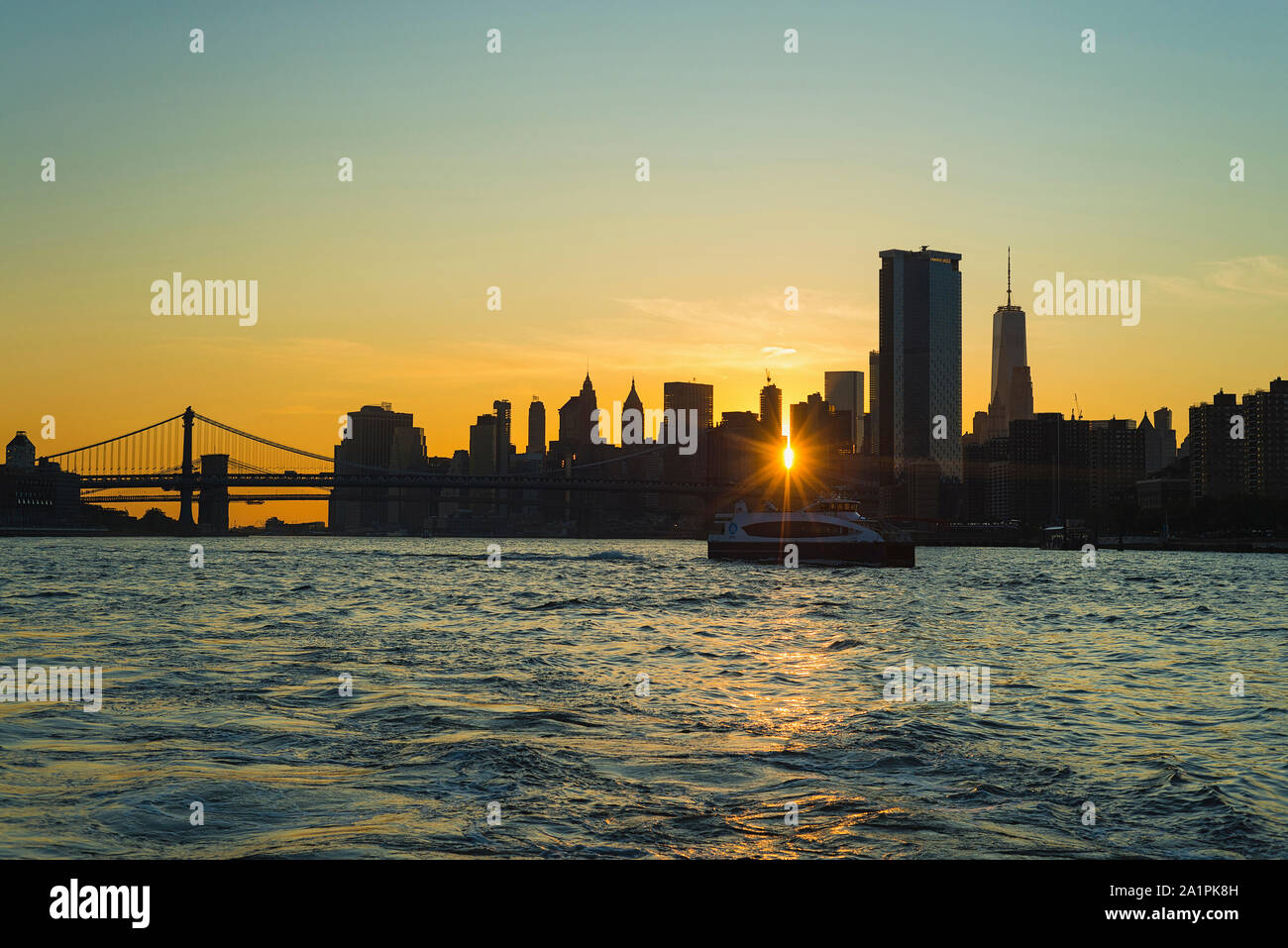 New York City Ferry bei Sonnenuntergang. Stockfoto