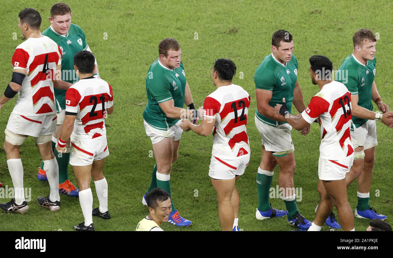 Fukori, Japan. 28 Sep, 2019. Japan (rot und weiß) und Irland Spieler Hände schütteln nach Japan Irland 19-12 in einer Rugby World Cup Pool ein Gleiches auf Sept. 28, 2019 Beat, in Fukuroi, Central Japan. (Kyodo) == Kyodo Photo via Newscom Credit: Newscom/Alamy leben Nachrichten Stockfoto