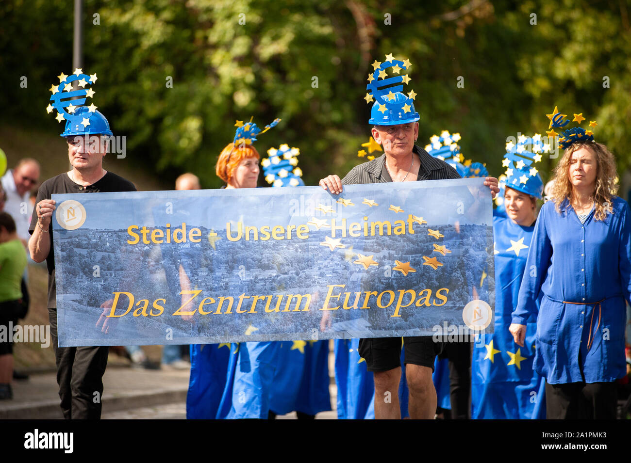 Deutschland, Niederstetten, Baden Württemberg. September 2019. Traditionelle herbstliche Ernte Fest. Gruppe von Menschen, die Plakat. Text in Deutsch Steide Stockfoto