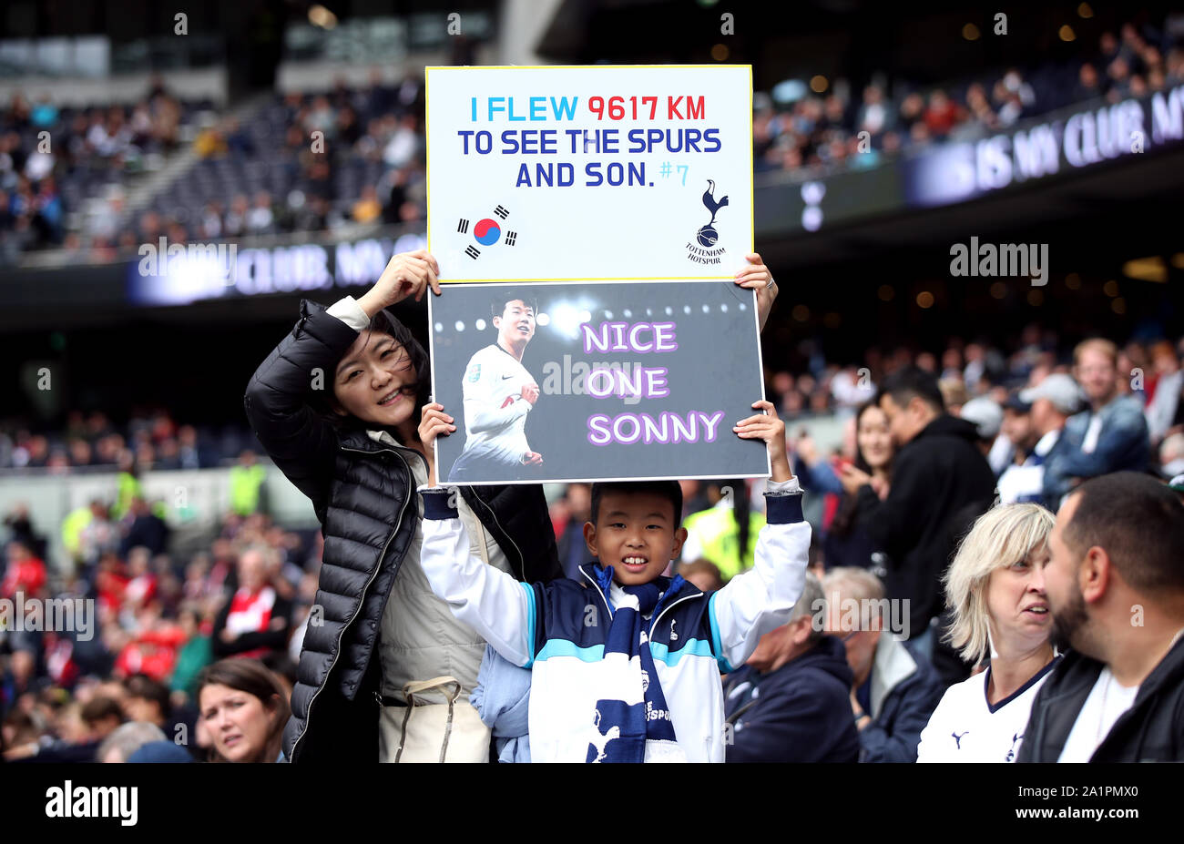 Ein Tottenham Hotspur fan hält ein Schild mit der Aufschrift "Ich flog 9617 km die Sporne und Sohn #7 Schön Sonny" während der Premier League Match an der Tottenham Hotspur Stadium, London zu sehen. Stockfoto