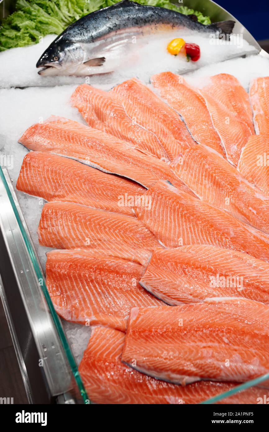 Lachs Filets und ganze Fische an gekühlten Markt Anzeige Stockfoto
