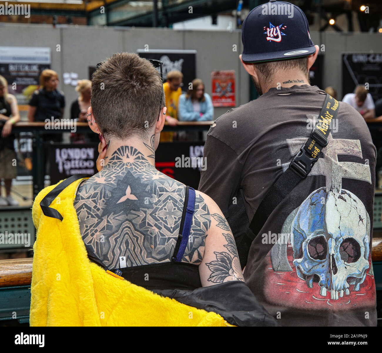 London, Großbritannien. 28 Sep, 2019. Die zweite da am 15. Jahrestag Ausgabe der International Tattoo Convention in London, wurde von einer großen Menschenmenge, die eingefärbt werden und genießen Sie dieses wunderbare Tattoo Convention zu bieten hat. Mit über 200 Tätowierer, alle Stile des Tätowierens, Live Shows mit den Mädchen besucht, tätowierte Models, und die großen und interessanten Menschen, die kommen, um ihre Tätowierungen zu zeigen. Paul Quezada-Neiman/Alamy Live News Credit: Paul Quezada-Neiman/Alamy leben Nachrichten Stockfoto
