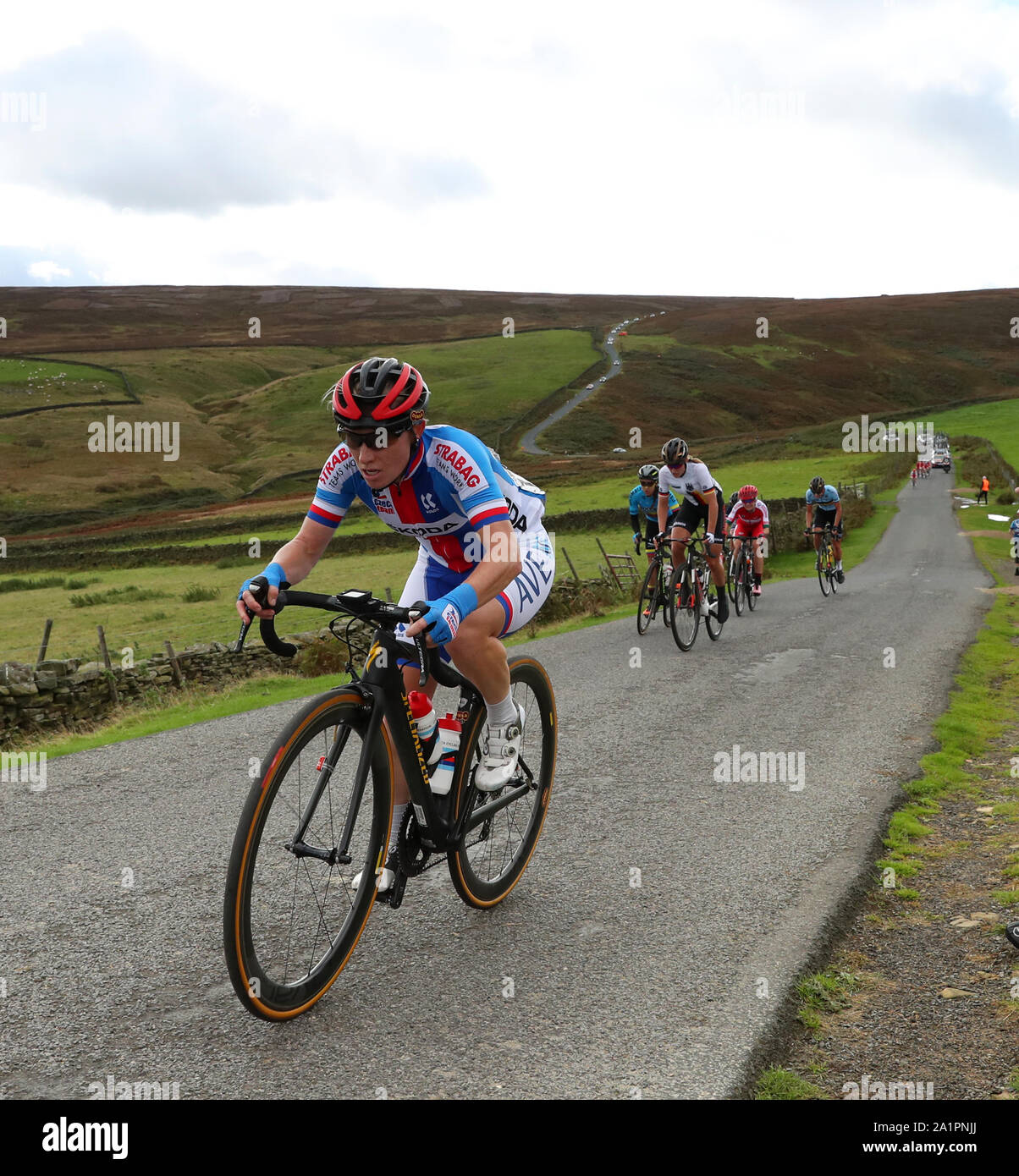 Reiter durch Lofthouse während der Frauen Elite Road Race von Bradford nach Harrogate. Stockfoto